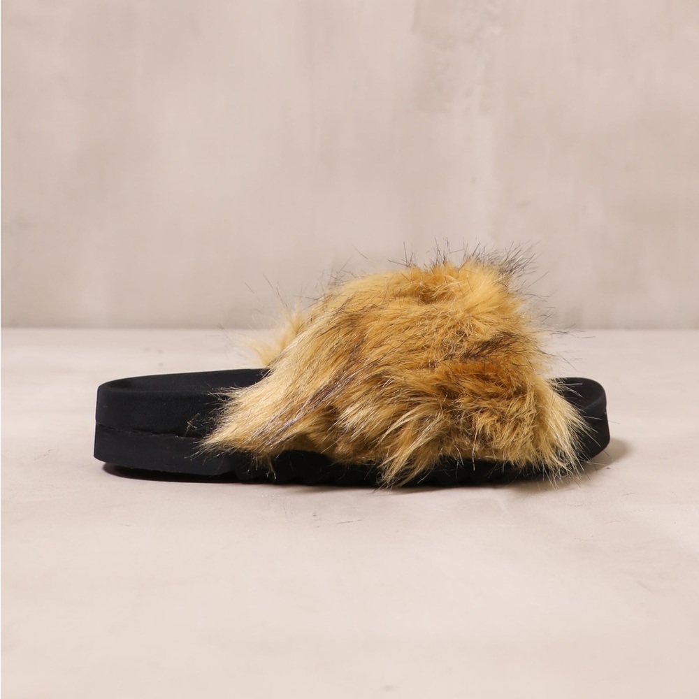 NWT Steve Madden Natural looking Faux Fur Slides - Picture 3 of 4